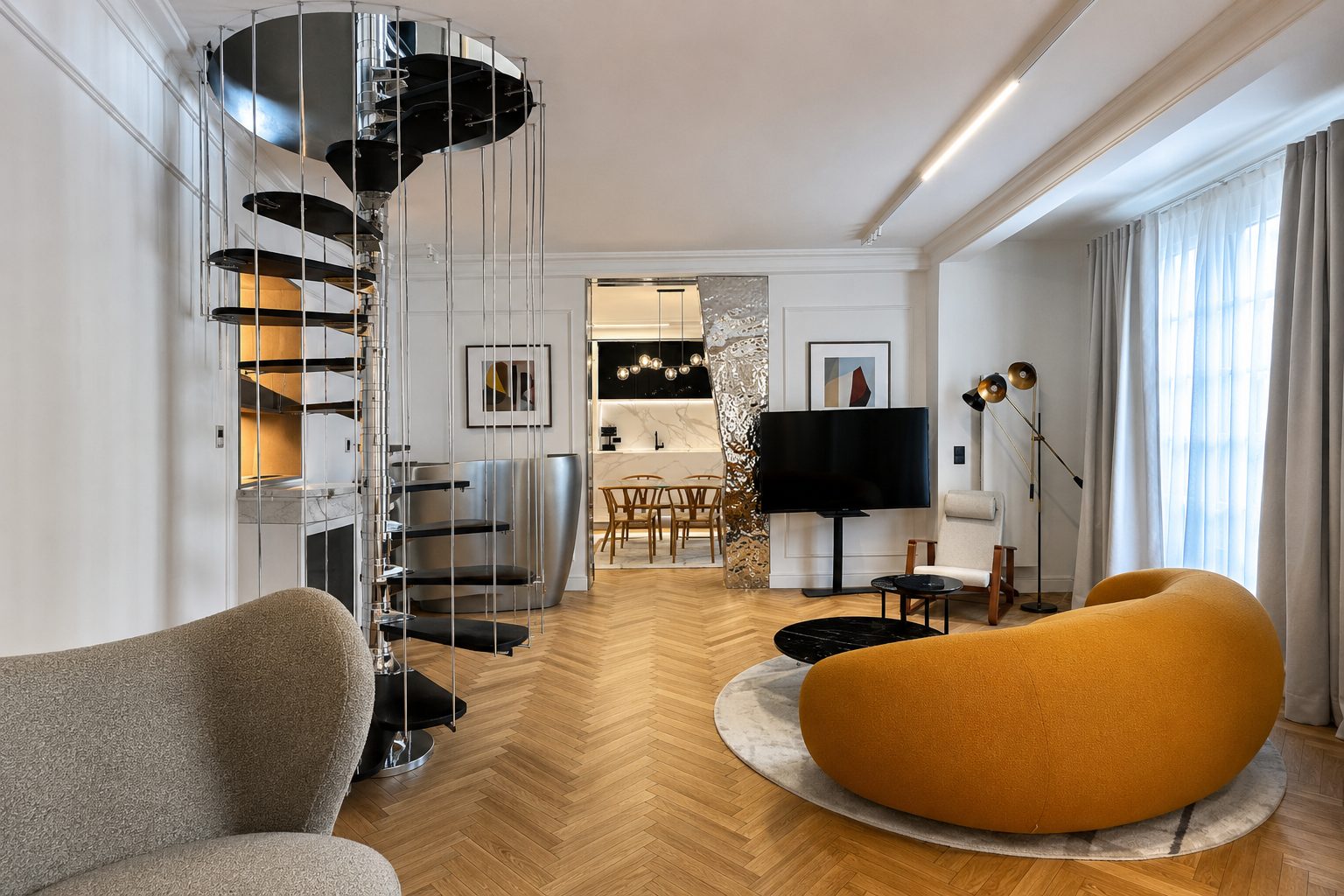 Séjour du duplex Périer : escalier hélicoïdal, canapé jaune et perspective vers la salle à manger