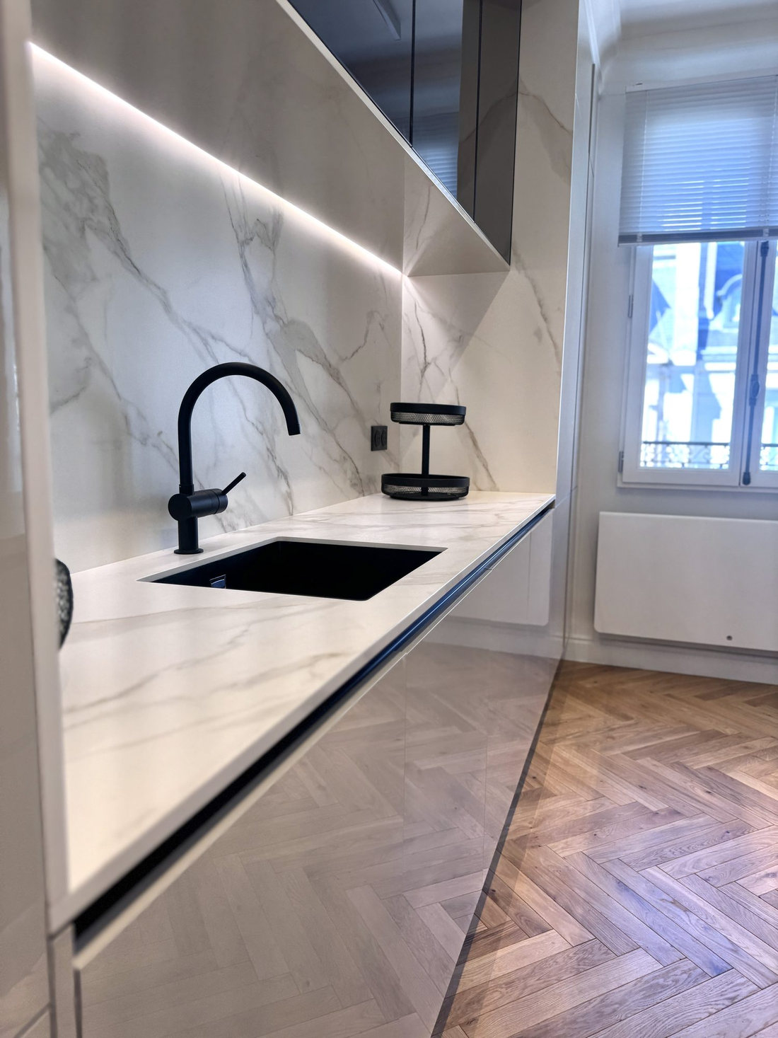 Détail de la cuisine du duplex Périer : robinetterie noire et plan de travail en pierre